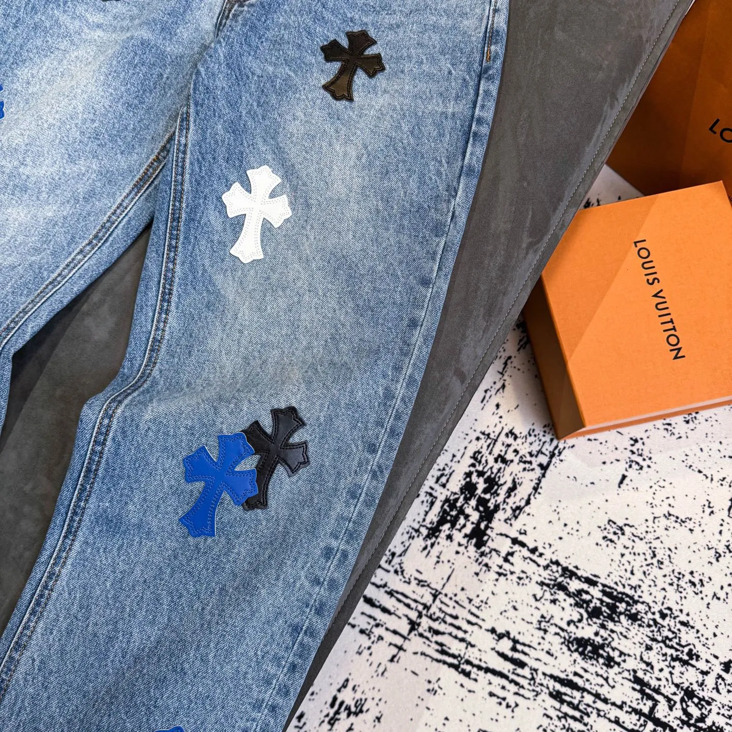 P270 Chrome Hearts CH Cross embroidered distressed jeans Top ceiling quality 100% version correct version is coming!  Believe me this must be the best quality you will ever come across! ! Excellent value for money! !  Styles with different washes and textures are very friendly to people with thin legs and thick legs. The straight version is very flattering to the shape of the legs. The moderate length is timeless and easy to match. It is the basis of various styles and a must-have in the wardrobe! ! Add a little stacking to easily control this year's popular clean fit fabric. The fabric is stiff but the upper body is soft without losing texture. The sides and cuffs of some styles have a bone-wash effect. It's really hard not to love it! The outfit effect is immediate! ✅Correctly customize the Croxin metal leather label on the back panel. It is not sold directly with the cross on the finished jeans. 1:1 copying strives for excellence and the details are perfectly grasped. ✅The cross leather label is clear and smooth. Exquisite turning top craftsmanship. ✅Buttons, zippers and hardware are all customized versions of the Croxin LOGO. ✅High-cost washing process. Size: 28 30 32 34 36 (5 sizes)